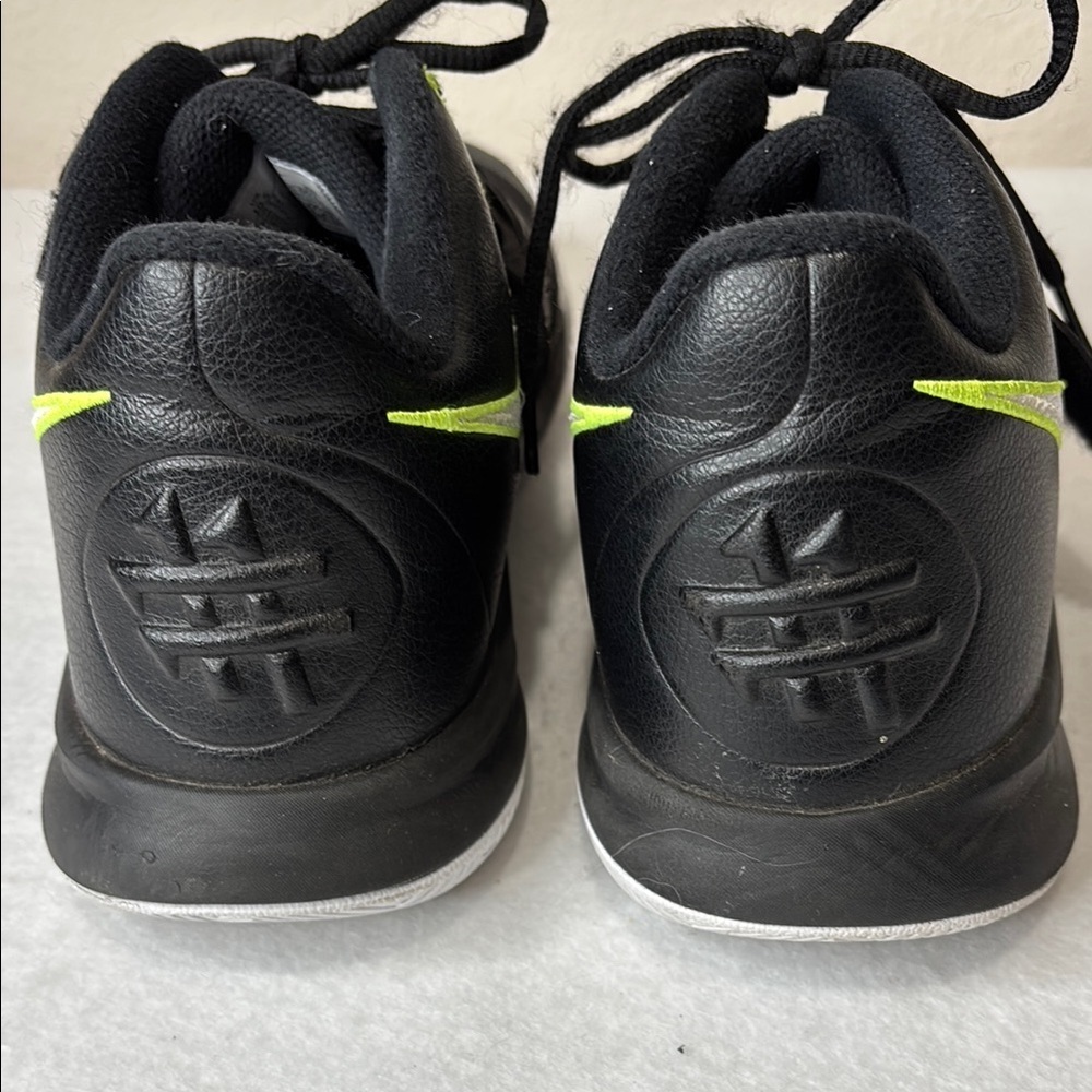 Nike Kyrie Flytrap
3 Black Volt - Picture 6 of 8